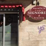 ...e Signorile in via Giulio Petroni (del 1950). Decidiamo di visitare quest�ultima, che pu� vantare qualche anno in pi� rispetto alle altre. Si trova nella predetta strada, ad angolo con via Laterza, nel quartiere Carrassi